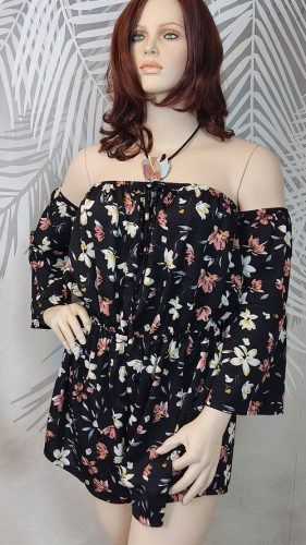 Nőies, kifinomult virágmintás off-shoulder molett overáll 